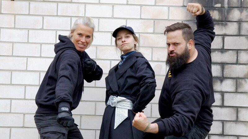 Stuntdouble Anni und Bob zeigen Marina, wie sie sich in Actionfilmen prügeln, ohne sich zu verletzen. – Bild: BR/​megaherz GmbH/​Amelie Cran