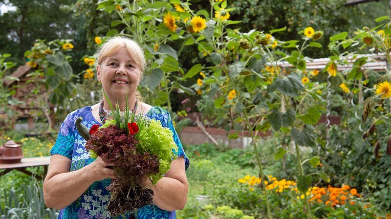 Elisabeth Schmelzer im Gemeinschaftsgarten Tausendschön in Minden. – Bild: WDR/​Melanie Grande