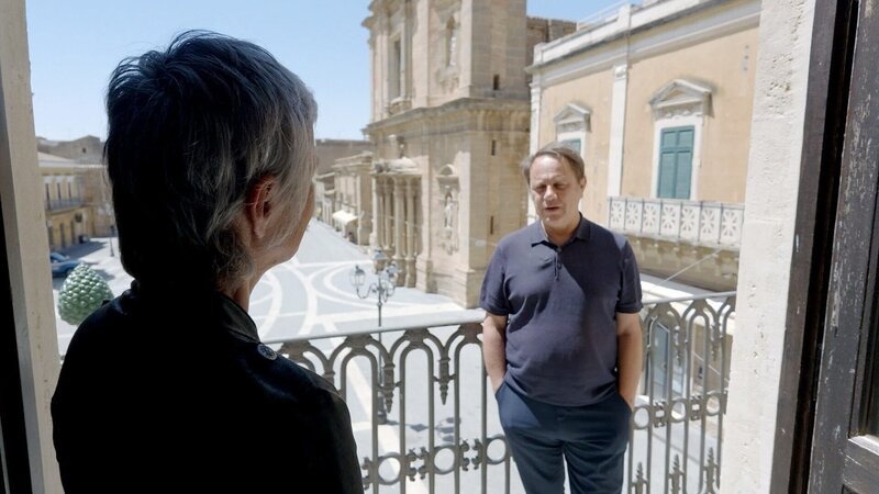 Italien: Cornelia Vospernik im Gespräch mit dem Bürgermeister von Niscemi, Massimiliano Conti. – Bild: ORF