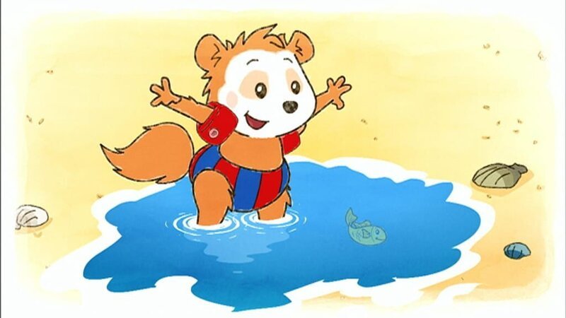 Bobo spielt mit einem Krebs am Strand und planscht mit Mama in den Wellen. – Bild: WDR/​Die Sendung mit dem Elefanten