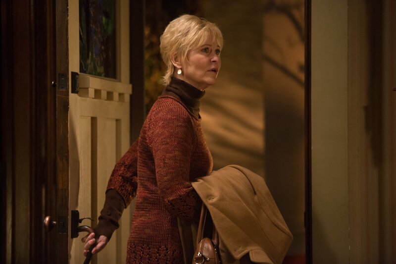 Eine unerwartete Bedrohung bringt Alice (Dee Wallace) dazu, wieder einen Schritt auf ihren Sohn zuzugehen … – Bild: MEI2 /​ RTI S.p.A. Interactive Media – P.Iva 03976881007 – Tutti i diritti riservati l Per la pubblicità Mediamond S.p.a., RTI spa, Gruppo Mediaset.