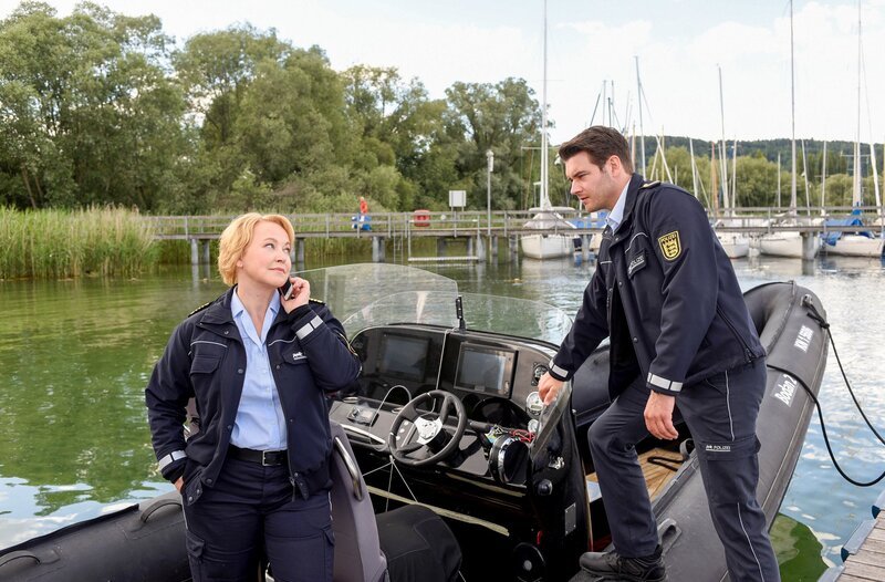 Nele Fehrenbach (Floriane Daniel, l.) und Jakob Frings (Max König, r.) teilen ihren Kollegen die neuesten Entwicklungen im Mordfall mit. – Bild: ORF/​Bavaria/​ARD/​SWR/​Laurent Trümper
