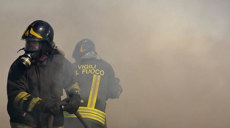 Die Feuerwehr kämpft einen schier aussichtslosen Kampf gegen die Müllbrände. – Bild: ZDF und Brando Baranzelli Die Feuerwehr kämpft einen schier aussichtslosen Kampf gegen die Müllbrände. – Bild: ZDF und Brando Baranzelli