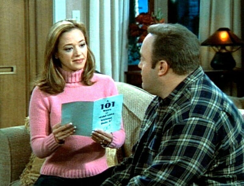 Carrie (Leah Remini) glaubt, dass Doug (Kevin James) und sie in ihrer Beziehung nicht genügend miteinander Reden. Deshalb hat sie ein zweiwöchiges Liebesverbot verhängt. Jetzt suchen sie nach anderen Möglichkeiten, um dem anderen zu zeigen wie sehr sie sich lieben … – Bild: RTL II