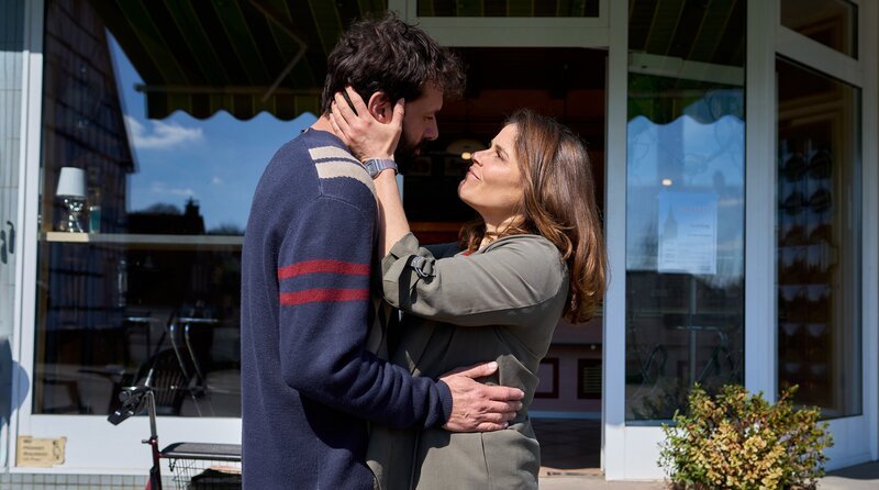 ARD/​WDR MORD MIT AUSSICHT (53), „Marie rennt“. Marie (Katharina Wackernagel, r.) und Gisbert (Kai Schumann, l.) sind innig miteinander. Marie versucht Gisbert vor einer Dummheit zu schützen. – Bild: ARD/​Frank Dicks