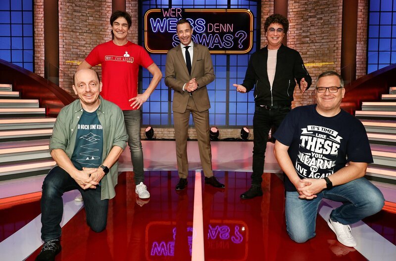 Moderator Kai Pflaume (M.) und seine Rateteam-Kapitäne Bernhard Hoëcker (l.) und Elton (r.) begrüßen in dieser Sendung den Comedian Matze Knop (2.v.l.) und den Comedian Atze Schröder (2.v.r.). – Bild: ARD/​Morris Mac Matzen