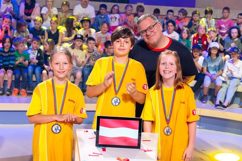 Für das Rateteam aus Schwanenstadt/​Österreich war die Quizshow mit Elton heute eine besondere Erfahrung. – Bild: Ralf Wilschewski /​ ZDF