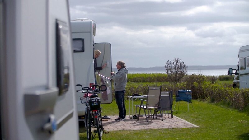 Camping im Wohnmobil. – Bild: ORF/​Bavaria
