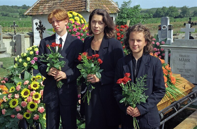 Schwiedertochter Heidi Mähr und die Enkelkinder Burgi und Willy trauern (v.li.: Raffael Weninger, Monika Finotti, Janet Brand). – Bild: ORF 1