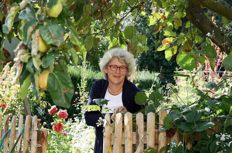 Für das Finale geht es nach Much ins Bergische Land. Auf Hof Tüschenbonnen lebt Ute Brehm auf einem denkmalgeschützten Hof mit einer 200-jährigen Geschichte. Ihr Garten ist ihre Lebensqualität – ein Staudenparadies mit unerwarteten Gartenräumen. – Bild: WDR/​Melanie Grande