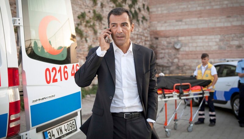 Kommissar Mehmet Özakin (Erol Sander) ermittelt in dem Mord an einem ehemaligen Sträfling. – Bild: ARD Degeto/​Gülnur Kiliç