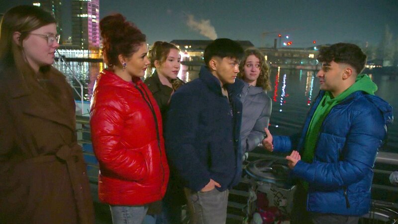 Karim ist stinksauer auf Elias, weil Janni Ärger wegen ihm bekommt. Doch als Karim in Schwierigkeiten gerät, hilft Elias ihm. Auf Charlis Drängen lädt Karim ihn aufs Hausboot ein – und ist überrascht: Es gibt ungeahnte Gemeinsamkeiten. – Bild: RTLZWEI
