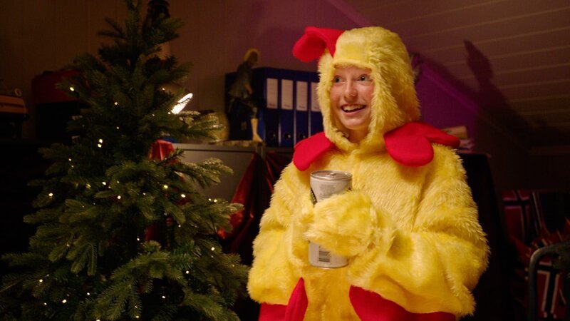 Theo findet merkwürdige Dinge im Fundraum des Campingplatzes. – Bild: WDR/​Annicken Aasheim/​Alvilde Naterstad