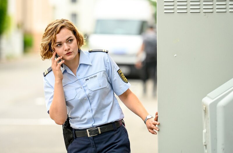 Julia Demmler (Wendy Güntensperger) verfolgt eine Verdächtige. – Bild: ORF/​Bavaria/​ARD/​SWR/​Laurent Trümper