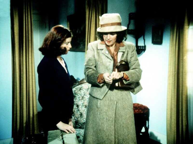Elizabeth (Kami Cotler, l.) zeigt der Lehrerin Hazel Lamphere (Susan Krebs, r.) ihre neue Wohnung. – Bild: Sat.1 Gold