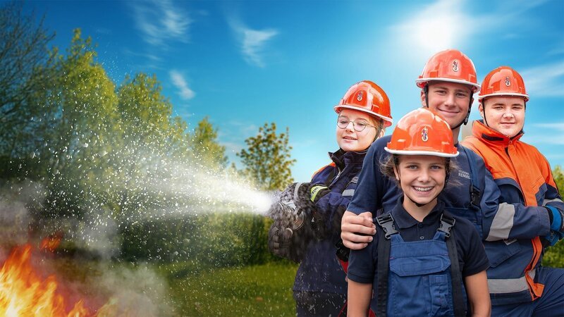 Für die beiden Maries und ihre Brüder Felix und Julien beginnt der Berufsfeuerwehrtag, an dem sie zwölf Stunden lang realistische Einsätze üben. – Bild: SWR/​Mingamedia Entertainment