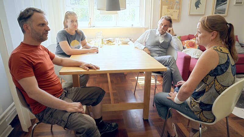 Sarah Grüner (2.v.l.); Ingo Lenßen (3.v.l.) – Bild: ProSiebenSat.1 Media SE