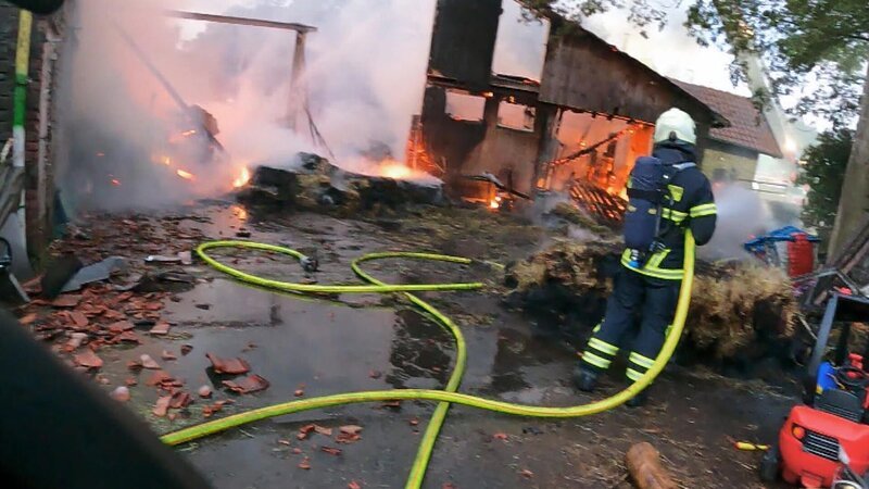 Feuerwehrmann beim Löschen eines Großbrandes. – Bild: Warner Bros. Discovery