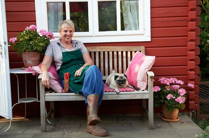 Anne Rixmann, die aus der „Stunksitzung“ bekannte Schauspielerin, nennt einen 470qm großen Schrebergarten ihr Gartenglück. – Bild: WDR/​Melanie Grande