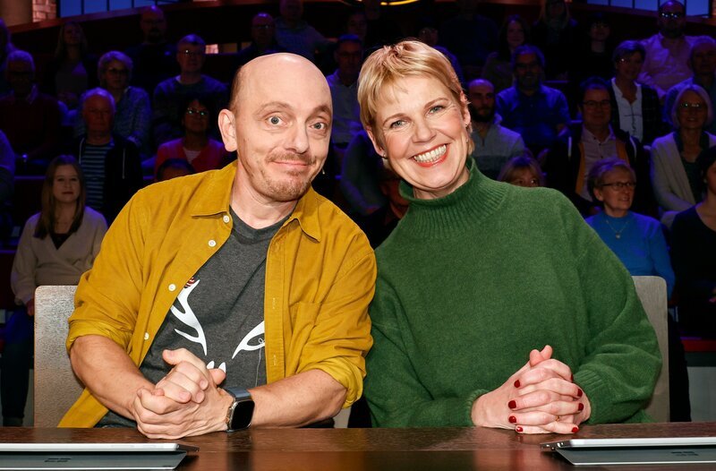 Rateteam-Kapitäne Bernhard Hoëcker mit der Komikerin und Schauspielerin Cordula Stratmann. – Bild: ARD/​Morris Mac Matzen