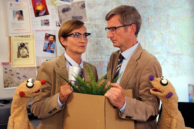 Jan & Henry treffen den Kommissar (Michael Kessler) und seine Schwester (Petra Nadolny). – Bild: bigSmile/​NDR /​ KiKA Bildredaktion