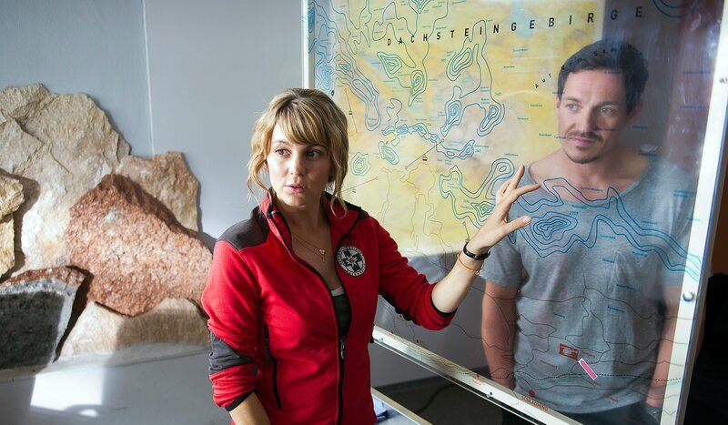Die beiden Bergretter Katharina (Luise Bähr, l.) und Tobias (Markus Brandl, r.) versuchen rauszufinden, wo der vermisste Florian mit seinem Großvater sein könnte. – Bild: ORF/​ZDF/​Thomas R. Schumann