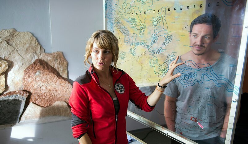 Die beiden Bergretter Katharina (Luise Bähr, l.) und Tobias (Markus Brandl, r.) versuchen rauszufinden, wo der vermisste Florian mit seinem Großvater sein könnte. – Bild: ZDF/​Thomas R. Schumann