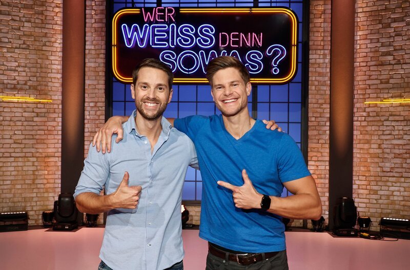 Als Kandidaten zu Gast bei „Wer weiß denn sowas?“: Der Journalist, Moderator, Autor und Webvideoproduzent Mirko Drotschmann (l.) und der Physiker, Informatiker, Fernsehmoderator, Buchautor und Webvideoproduzent Dr. Philip Häusser (r.). – Bild: ARD/​Morris Mac Matzen