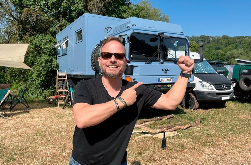 Friso Richter will in dieser Folge die besten Offroad-Wohnmobile und die schönsten Wohnwagen entdecken. – Bild: HR/​Lukas Lowack