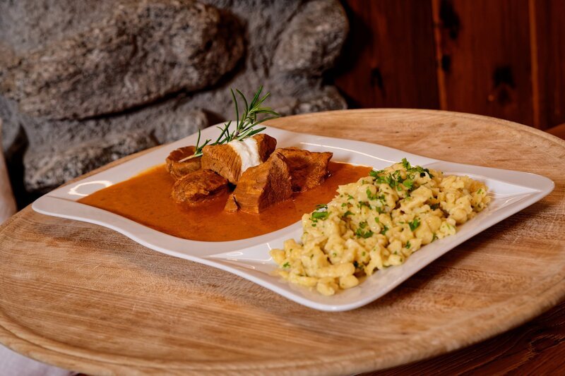 „Kalbsrahmgulasch mit Butterspätzle“ von Stefan Mittersteiner. – Bild: ORF/Silvia Schneider GmbH/Juraj Melicher „Kalbsrahmgulasch mit Butterspätzle“ von Stefan Mittersteiner. – Bild: ORF/Silvia Schneider GmbH/Juraj Melicher