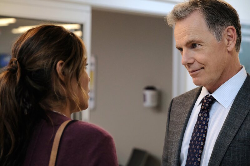 Zoey Barnett (Daniella Alonso, l); Dr. Randolph Bell (Bruce Greenwood, r.) – Bild: 2018⁠–⁠2019 Twentieth Century Fox Film Corporation. All rights reserved. Lizenzbild frei