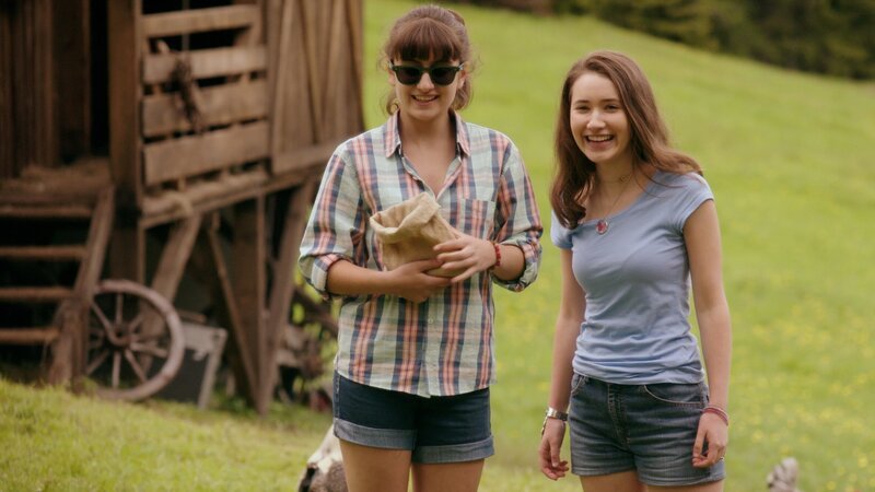 Mia (Margot Nuccetelli, r.)  und Sara (Lucia Luna, l.)  beobachten Carla, die Krähe, beim Nüsse suchen. – Bild: ZDF/​2017 Hahn & m4e Productions