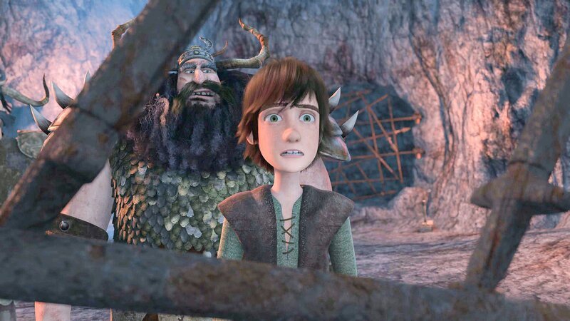 „Dragons – Die Reiter von Berk“, „Familienbande (2).“ Hicks und Ohnezahn sind in die raffinierte Falle getappt, die Alvin und Mehltau ihnen gestellt haben. Alvin bringt sie auf die Insel der Verbannten, wo Hicks ihm beibringen soll, wie man Drachen zähmt, damit er mit Hilfe der Drachen endlich Berk erobern kann. Falls Hicks sich weigert, droht Alvin damit, Ohnezahn zu töten. Da Alvin Mehltau nun nicht mehr braucht, sperrt er ihn auch weg. Gemeinsam können Hicks und Mehltau ausbrechen, doch damit fangen die Probleme leider erst an. – Bild: ORF/​MARKAND MEDIA