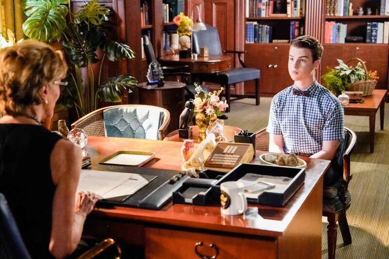 Wendie Malick (Präsident Hagemeyer), Iain Armitage (Sheldon Cooper). – Bild: ORF/​PRO7/​Warner/​CBS