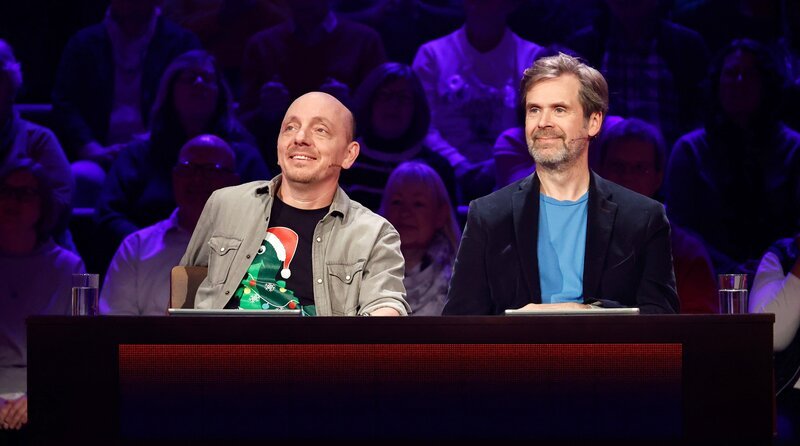 Rateteam-Kapitän Bernhard Hoëcker (l.) mit Schauspieler Matthias Matschke (r.). – Bild: ARD/​Morris Mac Matzen