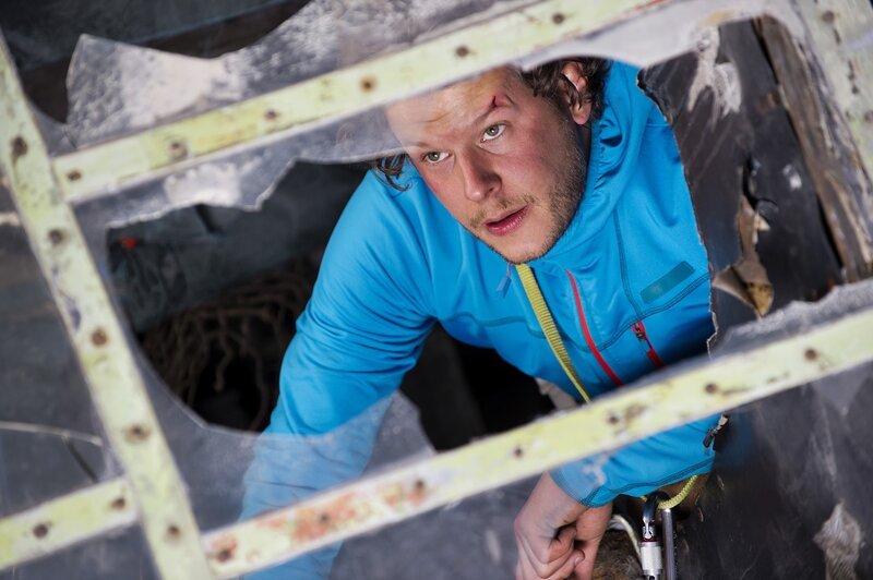 Ben (Mirko Lang) und seine Gefährten sind in dem alten Flugzeugwrack eingeschlossen und hängen über dem Abgrund. – Bild: ZDF/​Thomas R. Schumann