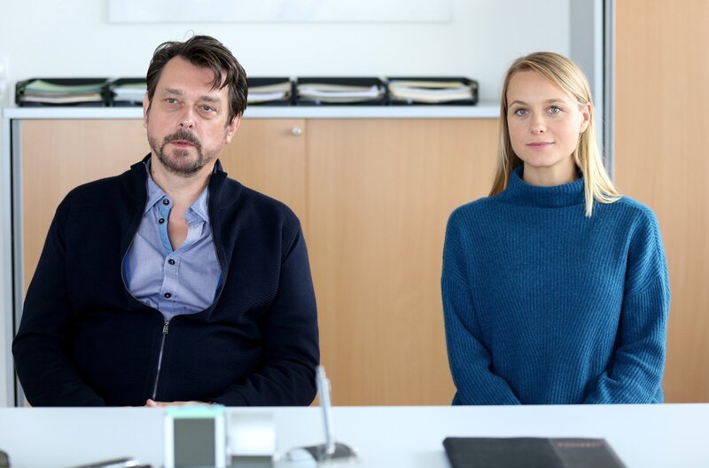 Chefermittler Bergmann (Hary Prinz) mit seiner neuen Kollegin Anni Sulmtaler (Anna Unterberger). – Bild: Stefan Haring