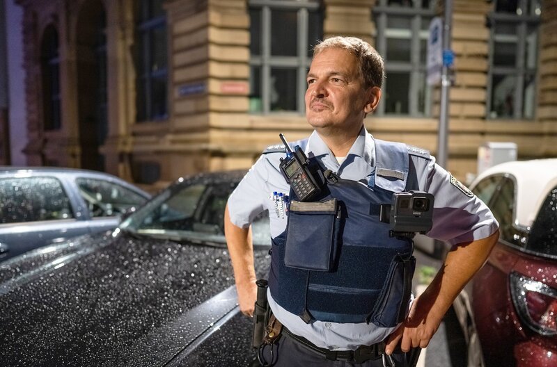 Polizeihauptkommissar Michael Kirch in der Mainzer Neustadt – Bild: SWR/​Stephan F. F. Dinges