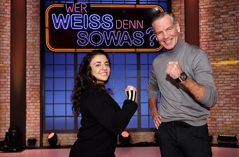 Treten bei „Wer weiß denn sowas?“ als Kandidat:innen gegeneinander an: Die ehemalige Box-Weltmeisterin Susianna „Susi“ Kentikian (l.) und der ehemalige Box-Weltmeister Henry Maske (r.). – Bild: ARD/​Morris Mac Matzen
