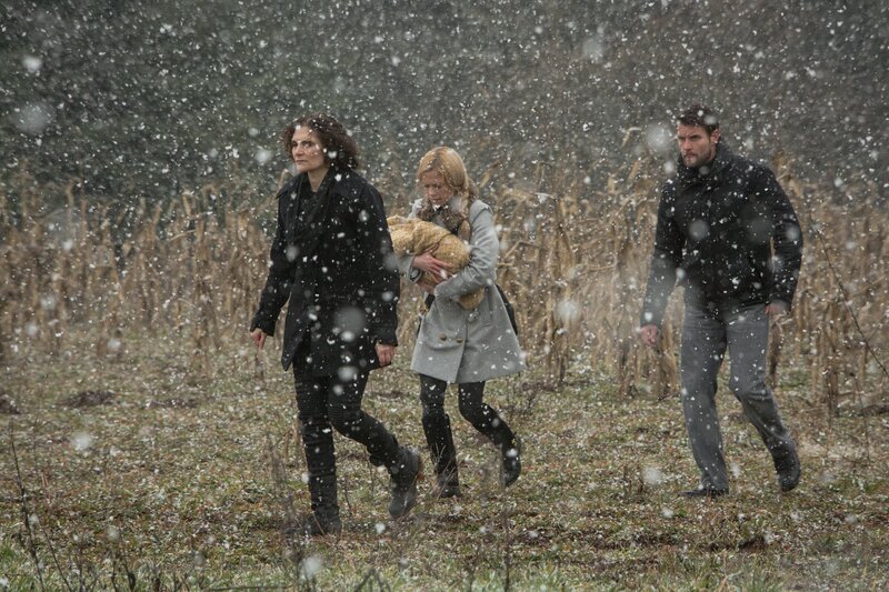 NELLA FOTO, DA SINISTRA: MARY ELIZABETH MASTRANTONIO (KELLY), CLAIRE COFFEE (ADALIND SCHADE), DAMIEN PUCKLER (MEISNER) – Bild: MEI2 /​ RTI S.p.A. Interactive Media /​ Mediamond S.p.a. /​ RTI spa /​ Gruppo Mediaset