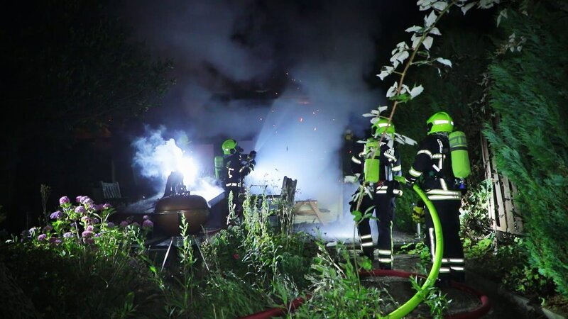 Freistaat Sachsen – Feuerwehrleute löschten den Brand in der Gartenlaube. – Bild: Warner Bros. Discovery