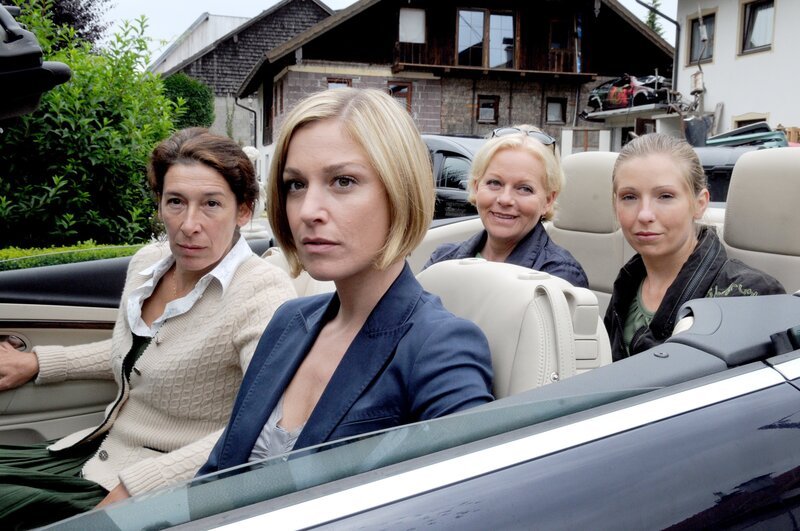 „Vier Frauen und ein Todesfall“, „Sondermüll.“ Bei der regelmäßigen Tour der örtlichen Müllabfuhr geschieht ein schrecklicher Unfall: Der Müllmann Klaus Prinz ist in den Häcksler des Müllwagens geraten. Natürlich ein neuer Fall für die vier Frauen, die ganz und gar nicht an ein Unglück glauben wollen und sich zunächst in der Nachbarschaft des Toten umhören. Bald stellen sie fest, dass gleich mehrere Dorfbewohner mit Prinz über Kreuz waren, darunter sogar dessen eigener Bruder, der seit Jahren nichts mit ihm zu tun haben wollte. Auffällig ist auch, dass Prinz kurz vor seinem Tod plötzlich über eine größere Geldsumme verfügte. Weitere Recherchen führen die Ilmer „Sonderermittlerinnen“ letztendlich zu einer grausigen Entdeckung, die fatale Folgen für das ganze Dorf hat. Im Bild (v.li.): Adele Neuhauser (Julie), Julia Stinshoff (Lola), Brigitte Kren (Maria), Martina Poel (Sabine). – Bild: ORF/​Hubert Mican