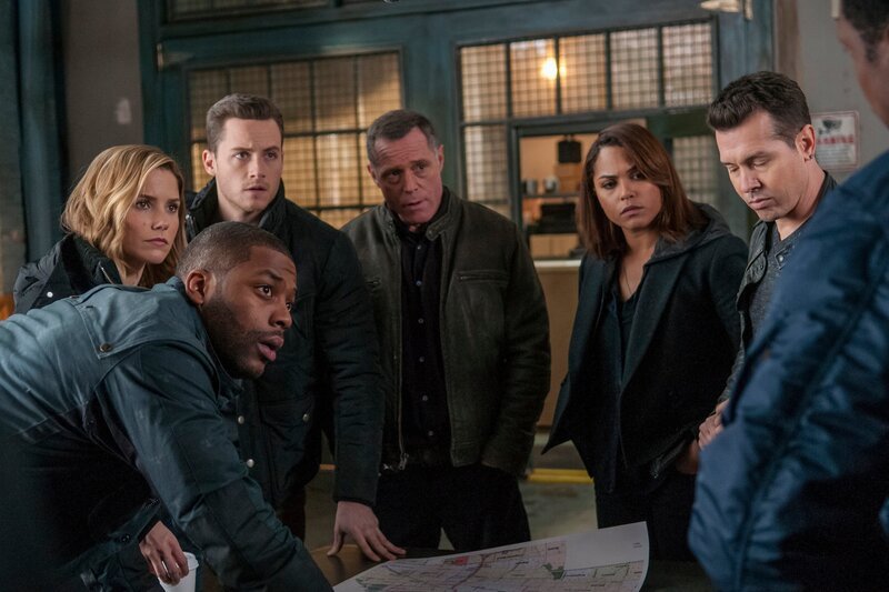 (l-r) Kevin Atwater (Laroyce Hawkins), Erin Lindsay (Sophia Bush), Jay Halstead (Jesse Lee Soffer), Hank Voight (Jason Beghe), Gabriela Dawson (Monica Raymund), Antonio Dawson (Jon Seda). – Bild: NBCUniversal Media, LLC/​NBC