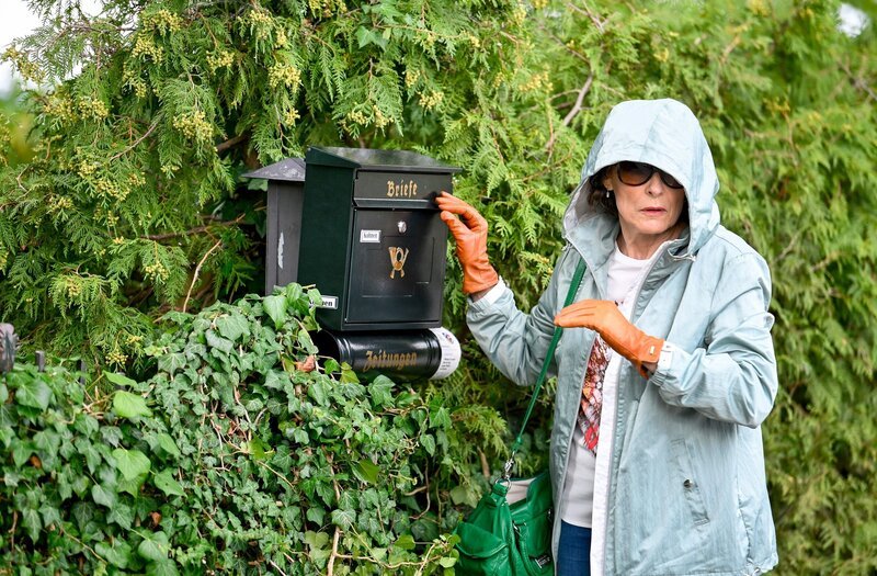 Ursula Nökel (Barbara Bernt) wirft einen Erpresserbrief bei der Richterin ein. – Bild: ORF/​Bavaria/​ARD/​SWR/​Laurent Trümper
