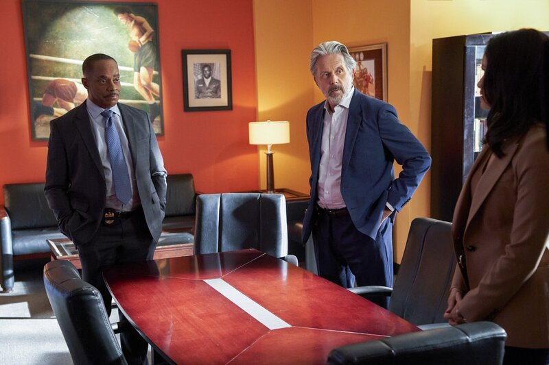 (v.l.n.r.) Leon Vance (Rocky Carroll); Alden Parker (Gary Cole); Jessica Knight (Katrina Law) – Bild: CBS Broadcasting, Inc. All Rights Reserved /​ Michael Yarish