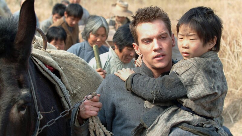 Der britische Reporter George Hogg (Jonathan Rhys Meyers) rettet 60 Waisenkindern das Leben. – Bild: 3sat Der britische Reporter George Hogg (Jonathan Rhys Meyers) rettet 60 Waisenkindern das Leben. – Bild: 3sat