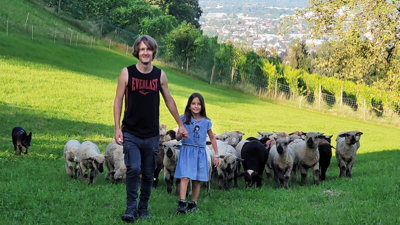 Mathias Rüesch, Schafzüchter aus St. Margrethen und Malena: Seine Tiere sind im Engadin auf der Alp Plazér. – Bild: SRF