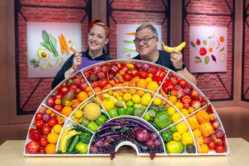 TV-Köchin Meta Hiltebrand zeigt Elton, wo sich in unserem Obst überall Vitamine verstecken. – Bild: ZDF und Ralf Wilschewski.