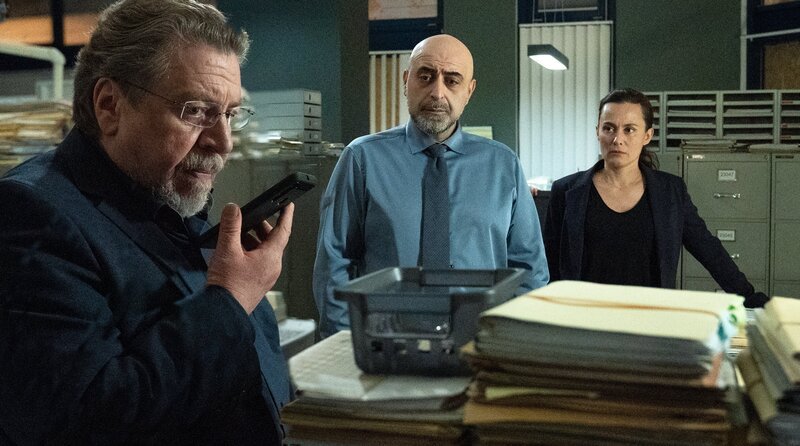 Erichsen (Armin Rohde, l.), Kaplan (Özgür Karadeniz, M.) und Tülay (Idil Üner, r.) sind gemeinsam auf dem Revier. – Bild: ZDF und Marion von der Mehden