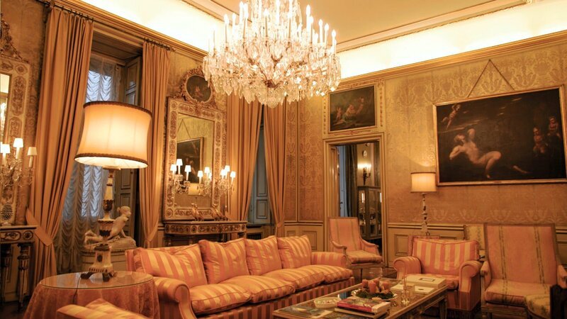 Einst im Besitz des mächtigen Fürsten Metternich, gehört das das prächtige Palais Metternich heute dem italienischen Staat, der es liebevoll ausstattet und bewahrt. – Bild: ORF/​Clever Contents